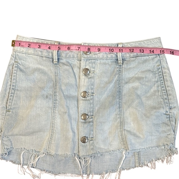 American Eagle Denim Mini Skirt Button Front Frayed Hem Size 4 Light Wash - Picture 3 of 7